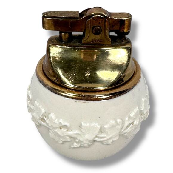 Vintage Wedgwood Embossed Queensware Table Lighter 2" Cream Grapevine England - Picture 1 of 8